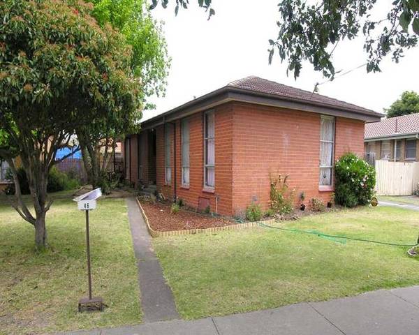 4 CAR GARAGE PLUS DOUBLE CARPORT Picture 1