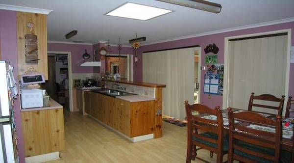 4 CAR GARAGE PLUS DOUBLE CARPORT Picture 3