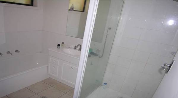 SUPERBLY LOCATED HOME ON A COMPACT BLOCK IN EAST SALE Picture 2