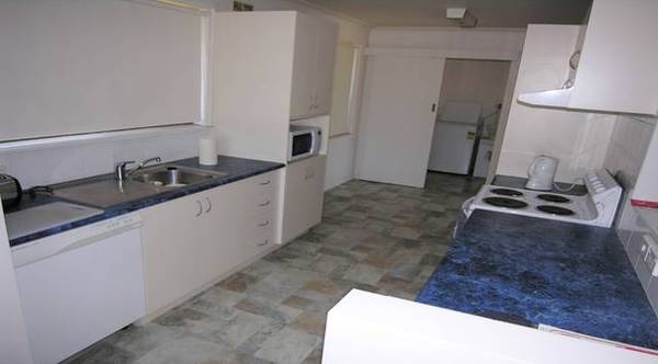 SUPERBLY LOCATED HOME ON A COMPACT BLOCK IN EAST SALE Picture 3