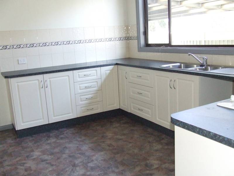 Spacious 4 Bedroom Home in the Centre of Town Picture 3