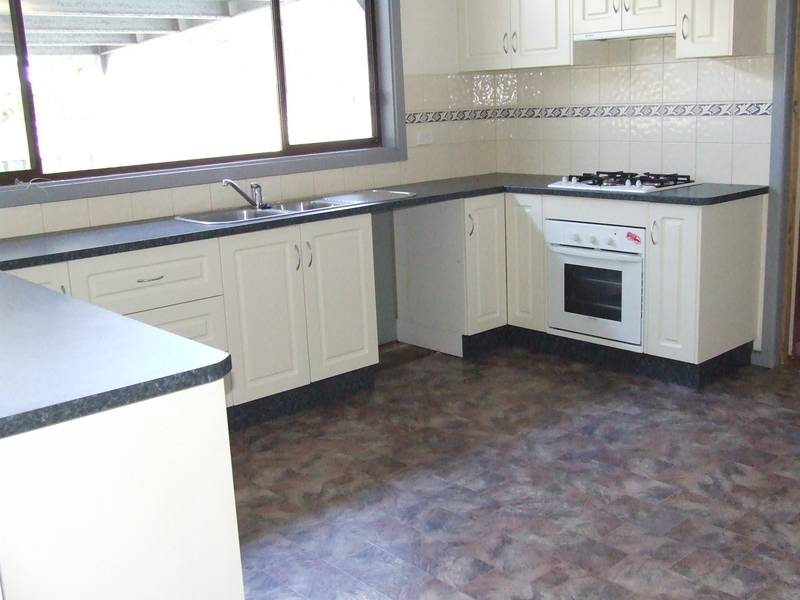 Spacious 4 Bedroom Home in the Centre of Town Picture 2