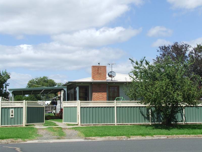 Spacious 4 Bedroom Home in the Centre of Town Picture 1