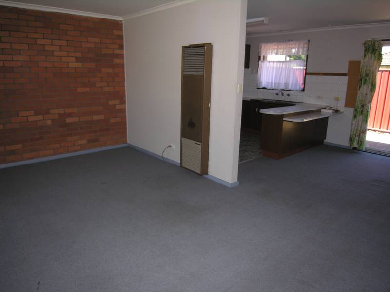 Spacious 2 Bedroom Unit Picture 3