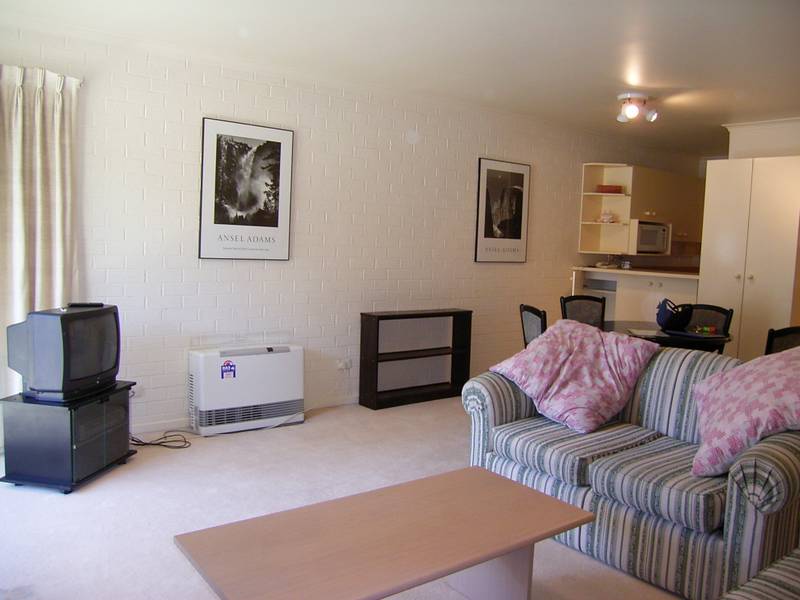 FULLY FURNISHED INNER CITY UNIT Picture 2