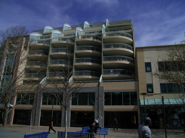 FULLY FURNISHED & EQUIPPED Picture 1