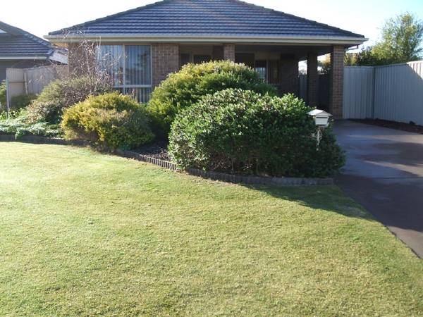 VILLA HOME IN QUIET COURT LOCATION Picture 1