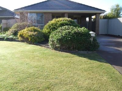 VILLA HOME IN QUIET COURT LOCATION Picture