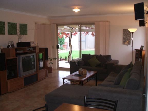 VILLA HOME IN QUIET COURT LOCATION Picture 3