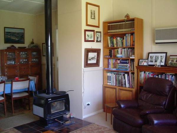 CUTE COUNTRY COTTAGE Picture