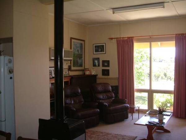 CUTE COUNTRY COTTAGE Picture