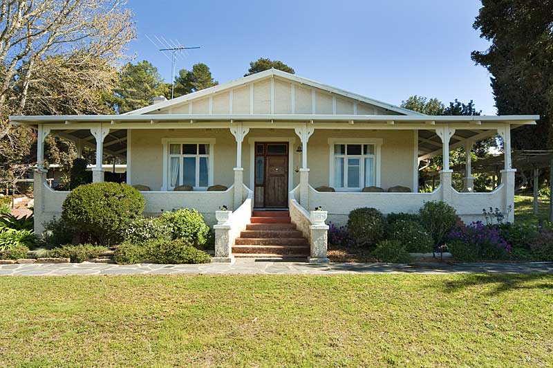 STUNNING FAMILY HOME Picture 1