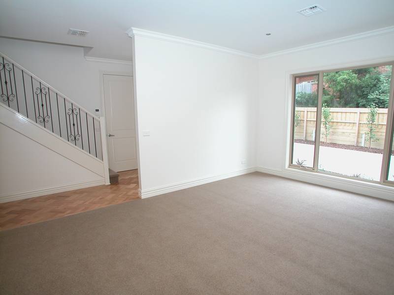 Immaculate Townhouse in Leafy Mont Albert Picture 3