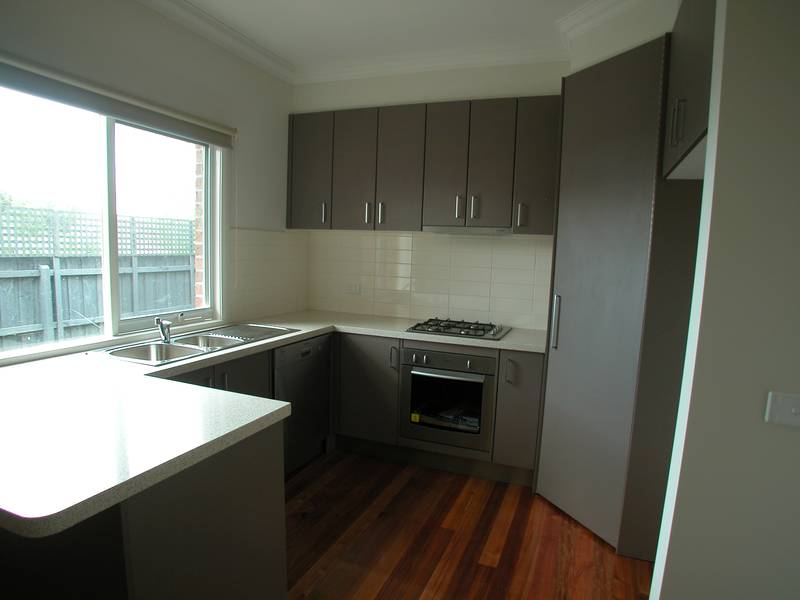 3 BEDROOM TOWNHOUSE IN CLOSE TO DEAKIN UNIVERSITY Picture 3