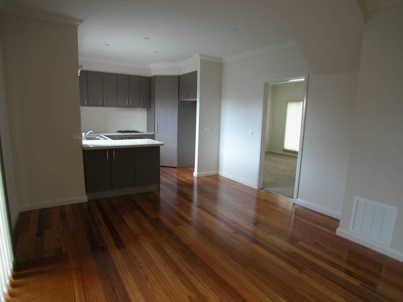 3 BEDROOM TOWNHOUSE IN CLOSE TO DEAKIN UNIVERSITY Picture 2