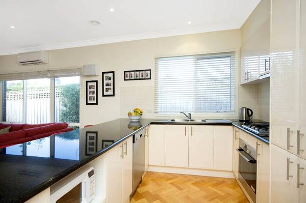 Near-New Single-Level Charmer Picture