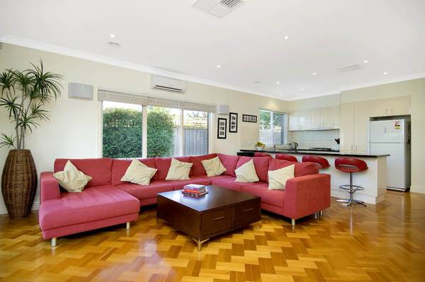 Near-New Single-Level Charmer Picture