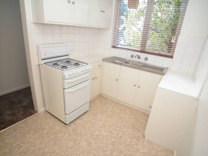 SWIMMING POOL & GREAT SHOPPING PRECINCT!! Picture 2