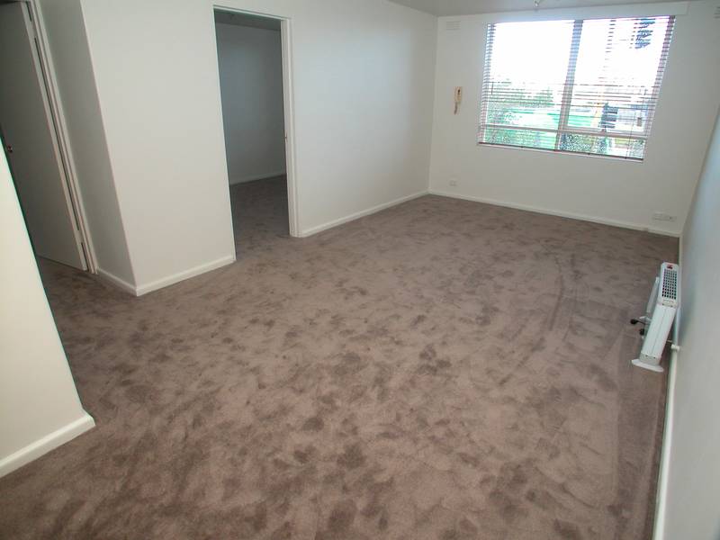 SWIMMING POOL & GREAT SHOPPING PRECINCT!! Picture 3