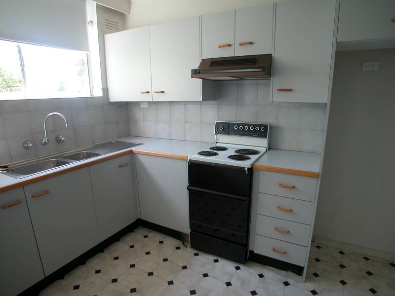 NEAT TWO BEDROOM APARTMENT IN SOUGHT AFTER AREA Picture 2