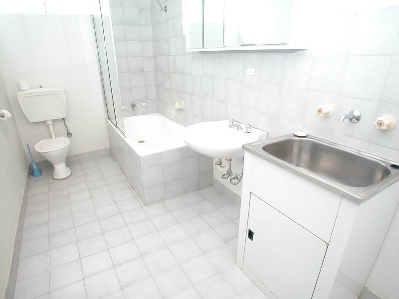 NEAT TWO BEDROOM APARTMENT IN SOUGHT AFTER AREA Picture 3