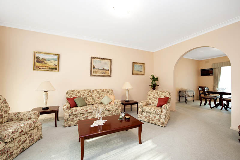 Spacious - Single Level! Picture 2