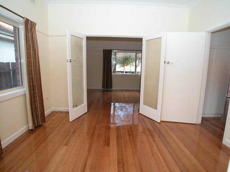 PHOTO ID REQUIRED FOR ALL INSPECTIONS - Charming Renovated Home Picture 2