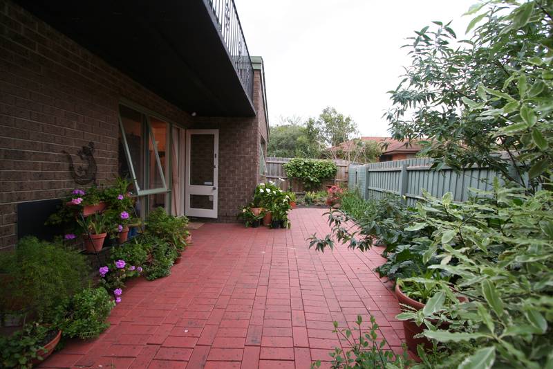 THREE BEDROOM TOWNHOUSE CLOSE TO SHOPS, HOSPITAL AND FREEWAY Picture 2