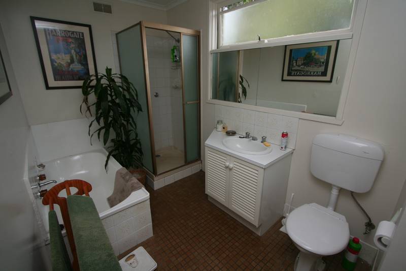 THREE BEDROOM TOWNHOUSE CLOSE TO SHOPS, HOSPITAL AND FREEWAY Picture 3