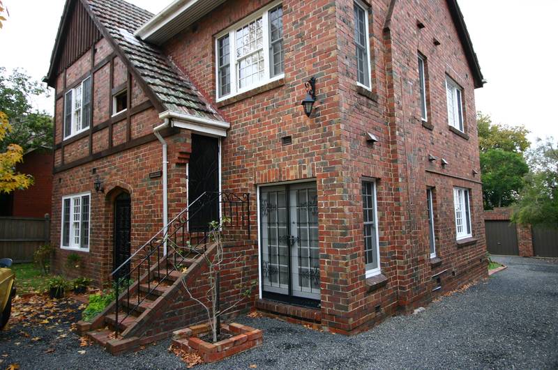 PRESTIGIOUS LOCATION Picture 1