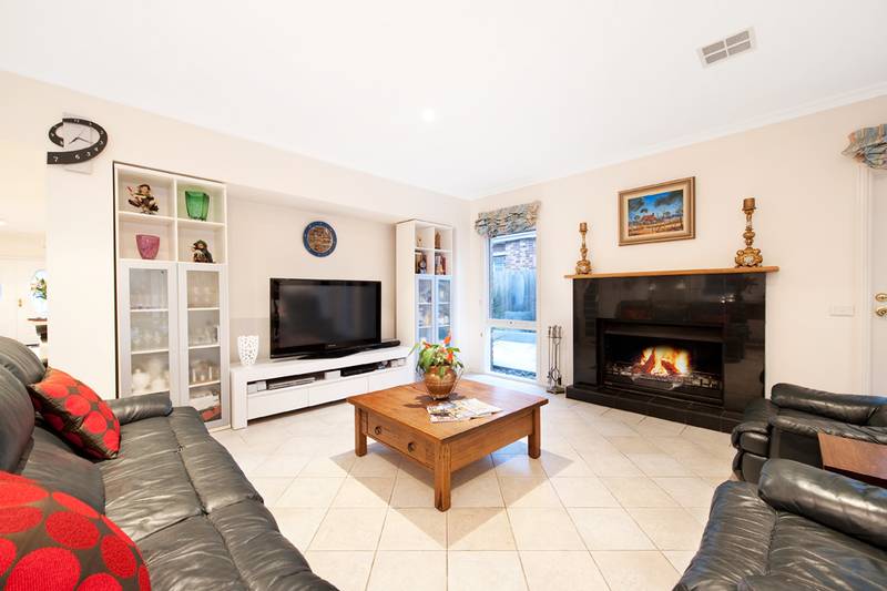 THE ENTERTAINER Picture 2