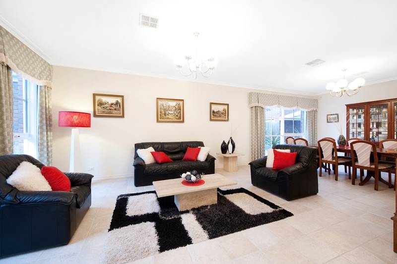 THE ENTERTAINER Picture 3