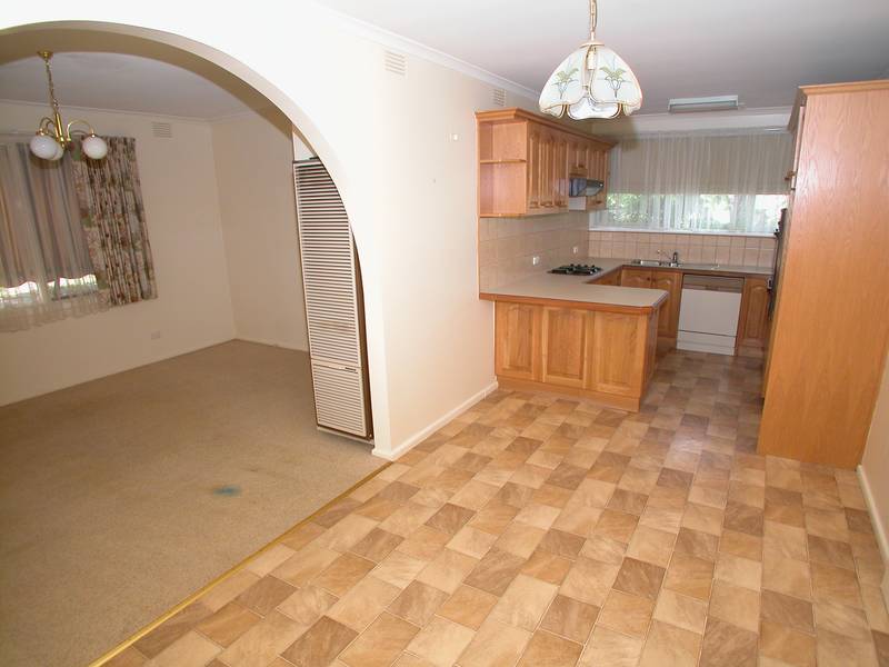 PHOTO ID REQUIRED FOR ALL INSPECTIONS - Three Bedroom Family Home In Great Location Picture 3