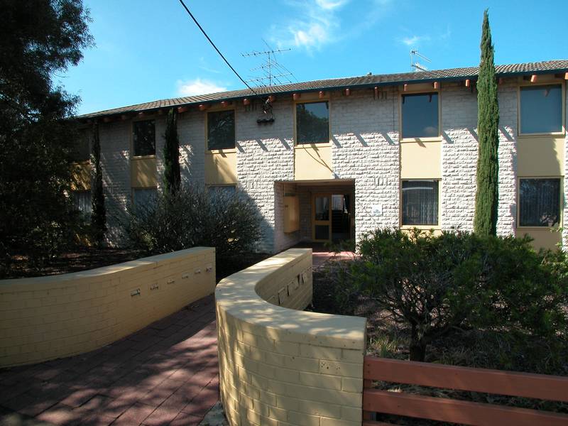 PHOTO ID REQUIRED FOR ALL INSPECTIONS - Delightful Hawthorn - Large One Bedroom Apartment Picture 1