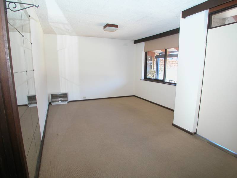 PHOTO ID REQUIRED FOR ALL INSPECTIONS - Delightful Hawthorn - Large One Bedroom Apartment Picture 2