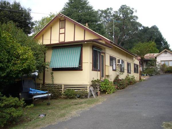 CLOSE TO THE TOWN CENTRE Picture 1