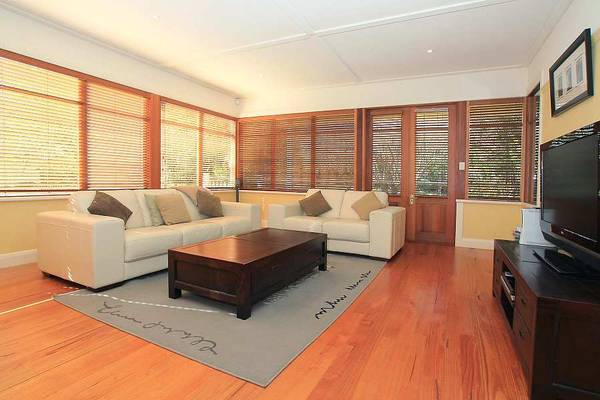 A CELEBRATION OF OLD & NEW - SHOESTRING COTTAGE Picture 2