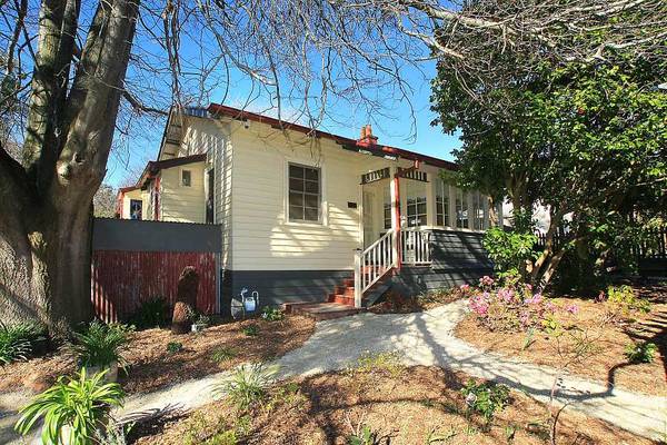 A CELEBRATION OF OLD & NEW - SHOESTRING COTTAGE Picture 1