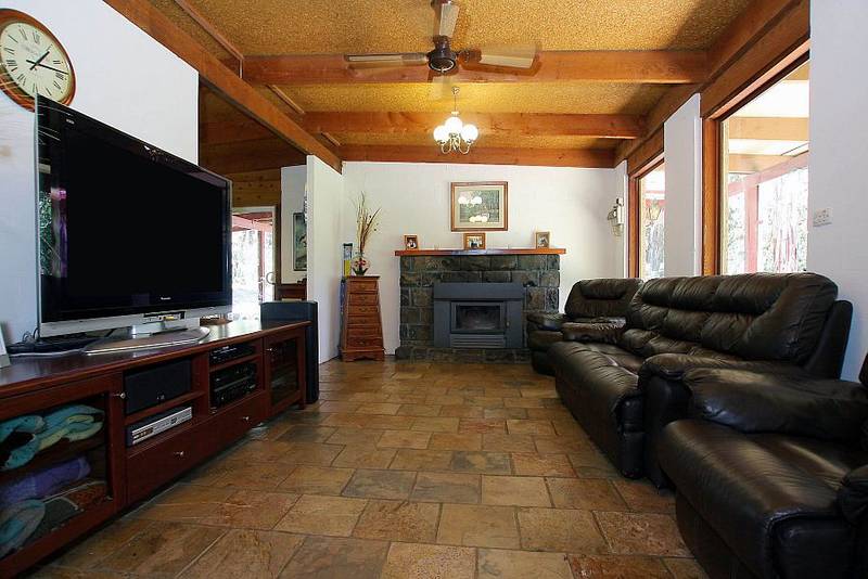 5 BEDROOMS ON HALF AN ACRE (APPROX) Picture 3