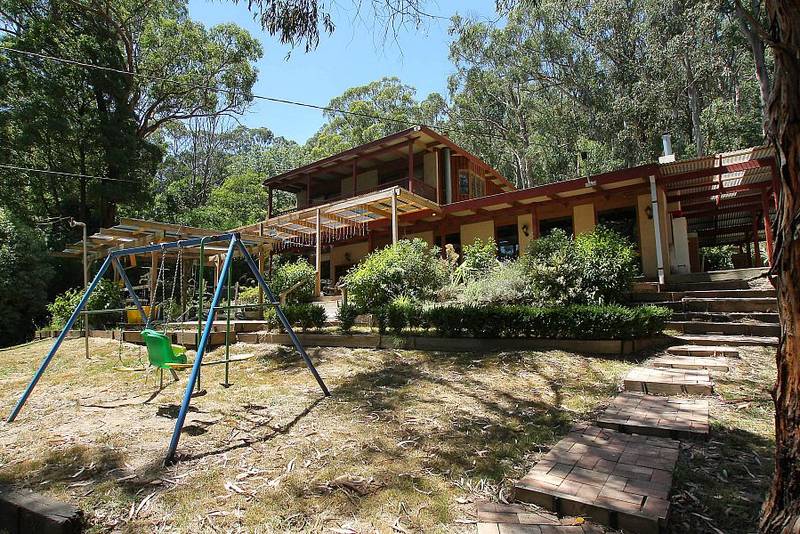 5 BEDROOMS ON HALF AN ACRE (APPROX) Picture 1