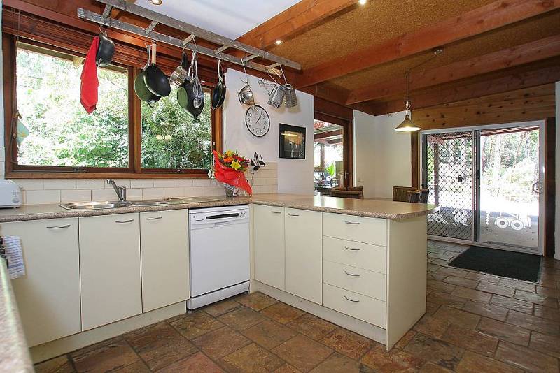 5 BEDROOMS ON HALF AN ACRE (APPROX) Picture 2