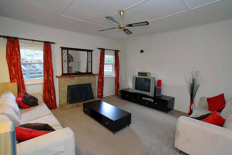 UNDER CONTRACT/UNDER OFFER Picture 2