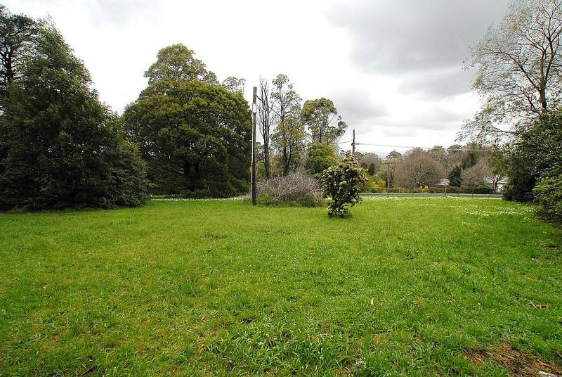 PRESTIGIOUS ACREAGE IN A PREMIER POSITION Picture 2