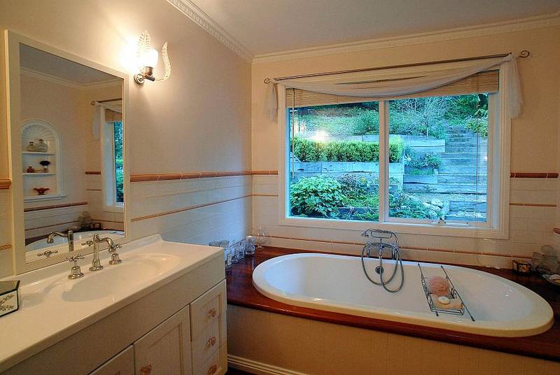 UNDER CONTRACT / UNDER OFFER 