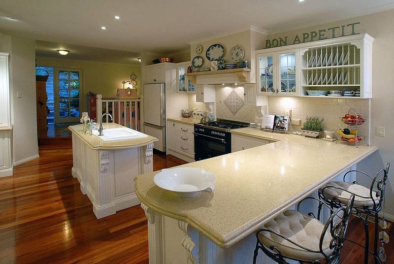 UNDER CONTRACT / UNDER OFFER 