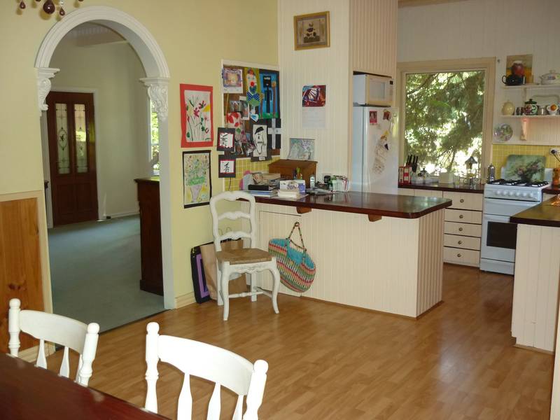 FAMILY HOME - WALK TO TECOMA Picture 1