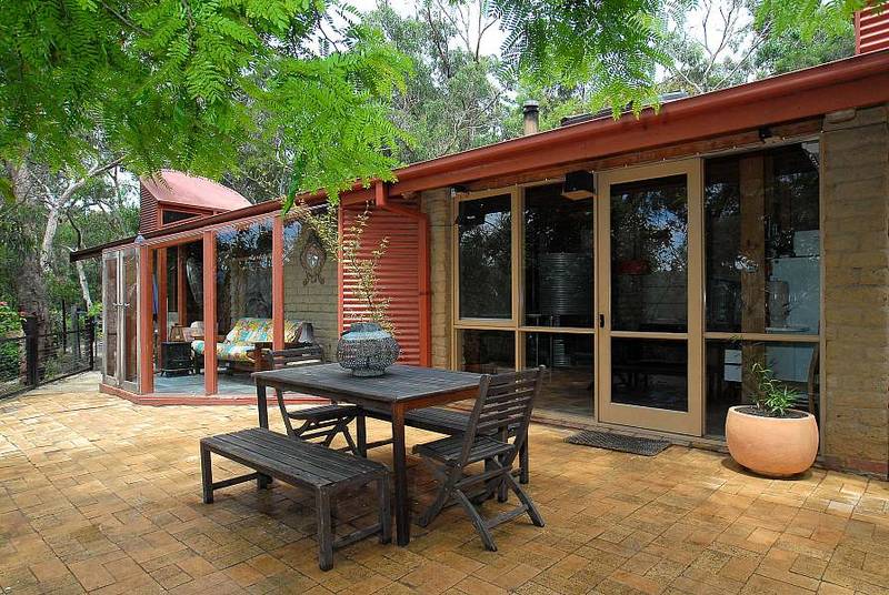 UNIQUE ARCHITECT DESIGNED HOME Picture 1