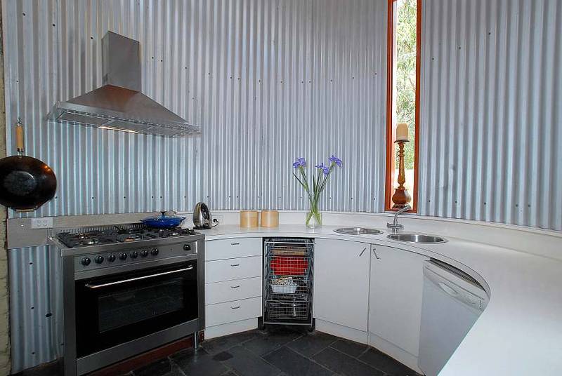 UNIQUE ARCHITECT DESIGNED HOME Picture 2