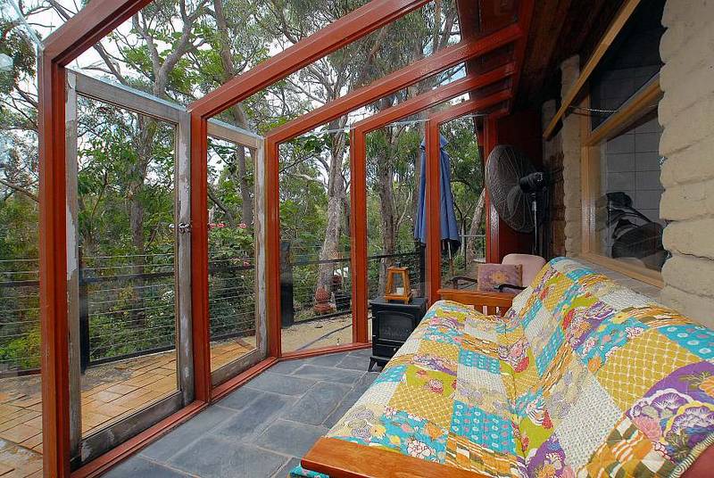 UNIQUE ARCHITECT DESIGNED HOME Picture 3