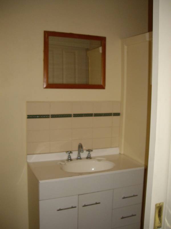 NEAT ONE BEDROOM Picture 3